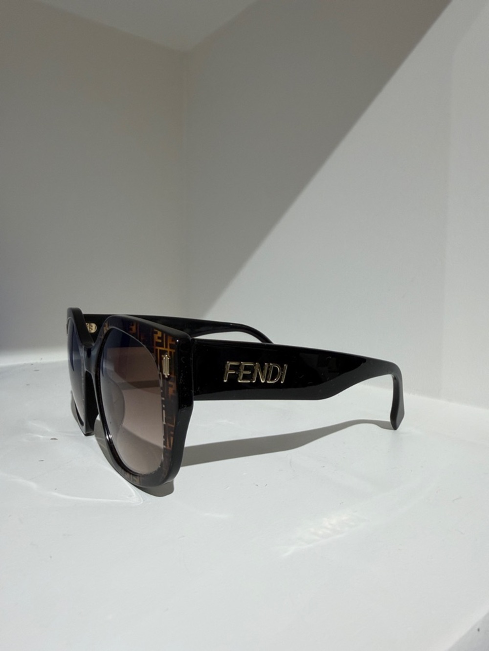 Fendi Logo Sunglasses - Picture 3 of 5